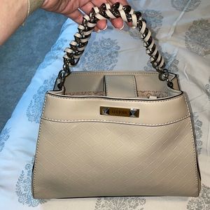 Guess cross body bag. Medium size. Light cream color. GUC 🤩